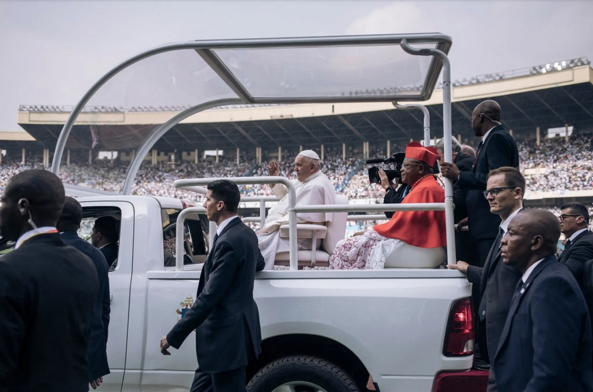 Le pape a convoqué jeudi une réunion de jeunes catholiques et d’éducateurs dans un stade de Kinshasa. Crédit… Moses Sawasawa/Associated Press