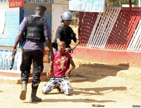 Les policiers détiennent un manifestant lors d'affrontements à Lubumbashi, en République démocratique du Congo, le 10 nov 2015.