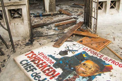 Le 20 septembre 2016 à Kinshasa, les restes du siège de l'UDPS incendié dans la nuit Junior KANNAH / AFP